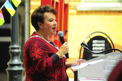 903275 Portret van burgemeester Sharon Dijksma tijdens haar toespraak bij de opening van de tentoonstelling Gekomen om ...